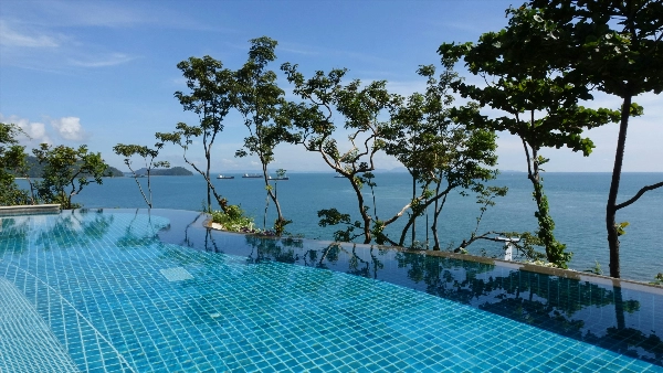 Infinity pool